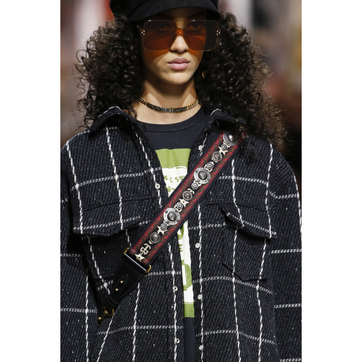 Фото Details Christian Dior , Details Dior Fall 2018 Ready-to-Wear , Детали показа Кристиан Диор , Детали показа Диор осень зима 2018 , Fashion show , неделя моды в Париже , PFW , Мария Грация Кьюри , Mainstyles
